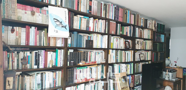 거실 서재에는 부부가 평생 공부하고 연구해온 전통문화에 대한 책이 가득하다.