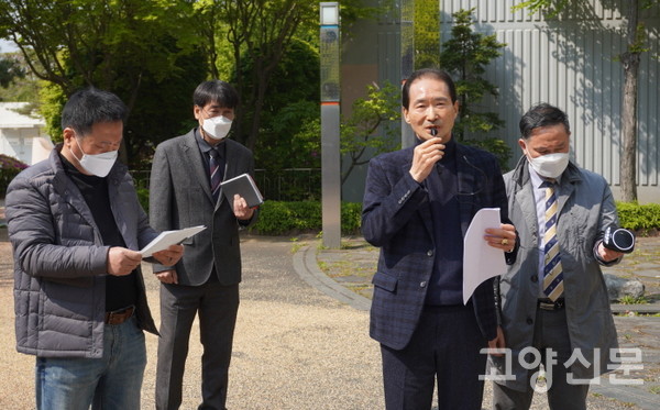 긴급 소집된 주민 집회에서 분노한 주민들의 목소리를 전하고 있는 쌍용아파트 입주자대표회의 임종문 회장. 