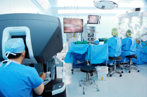 Robotic surgery scene at National Health Insurance Ilsan Hospital.  Robotic surgery is performed while viewing the surgical site magnified 10 times on a three-dimensional image, and the robot arm can be moved like a doctor's hand in a narrow space, making it a safe and accurate operation.