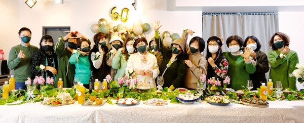 도농산천어협동조합의 작가이자 조합원들이 중산동 사무실에서 한자리에 모였다.