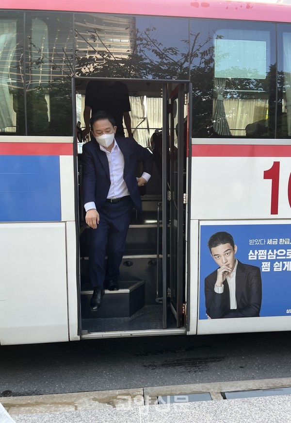▲ 원희룡 장관이 1시간 동안 입석으로 버스를 타고 광화문에서 내렸다.