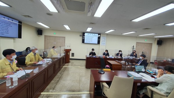 24일 고양시의회 기획행정위가 원흥역 환승주차장 부지 매입 계획을 담은 ‘공유재산 관리계획안’을 심의하고 있다.