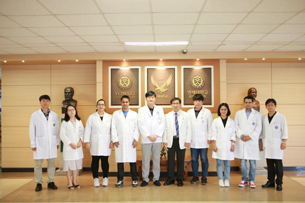 이규재 연세대 의과대학(원주) 교수 연구팀. 사진 오른쪽에서 다섯 번째가 이규재 교수, 네 번째가 김철수 교수다. 