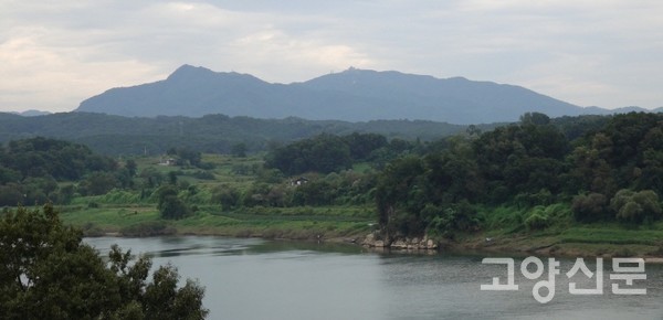 임진강과 파평산 모습. 