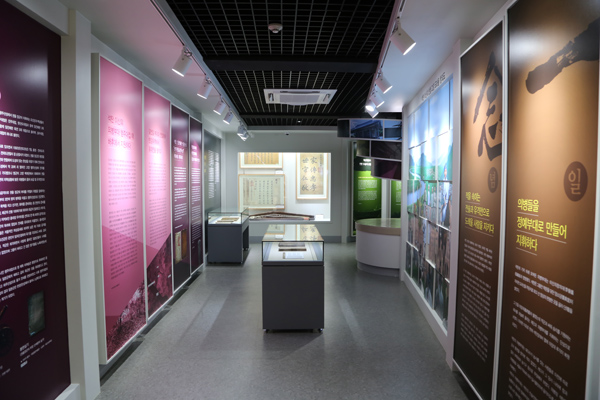 석탄 선생의 삶과 업적이 분야별로 정리된 기념전시관 내부