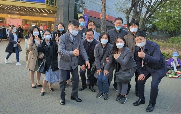 ▲ 지난 4월 코로나19 방역활동에 참여했던 ㈔위캔잡 임직원들.