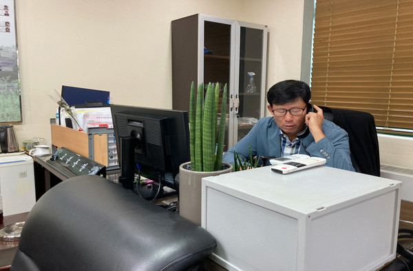 이기문 고봉동장이 안부전화 서비스를 하고 있다.