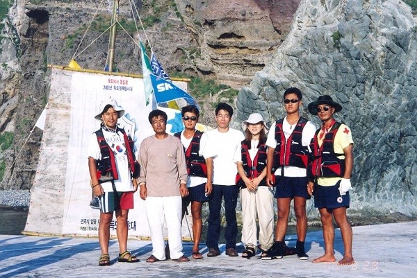 2000년 뗏목을 타고 독도에 간 후 독도수호대 청년들과 (사진=정광태) 