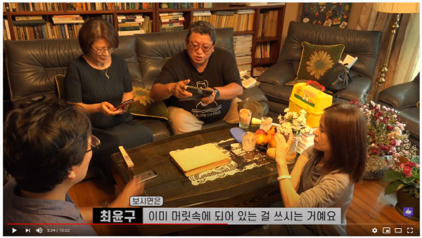 고양최인훈도서관 추진위원들이 최인훈 작가가 만년을 보낸 화정동 자택을 방문해 고인의 유품을 살펴보고 있다.