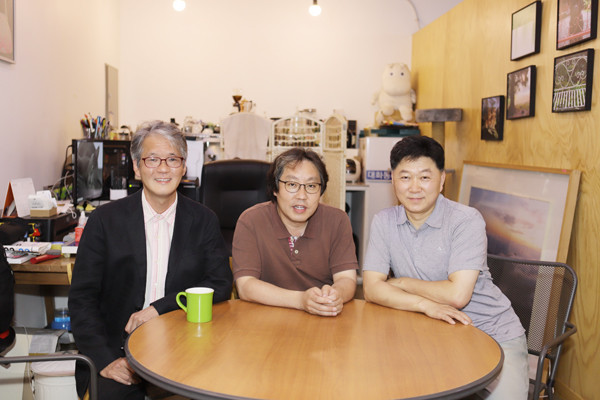 (사진 왼쪽부터) 와이어반컬쳐의 윤순학 대표, 박경수 사업본부 실장, 김언중 크리에이티브 감독. 윤 대표와 김 감독은 대학시절 일간스포츠 명예기자 활동을 함께한 이후 30년 인연을 이어온 동지다. 
