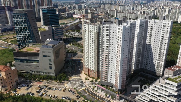 최근 다주택자 공직자들에 대한 비판여론이 일면서 선출직 정치인들의 다주택 현황에도 관심이 모아지고 있다. 사진은 최근 고양시에서 집값상승률이 가장 높은 곳으로 알려진 일산 킨텍스 주변 아파트단지 모습.