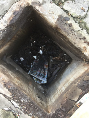 피해자 A씨가 빗물을 피하려다 밟은 널판지가 두 조각 나있다.