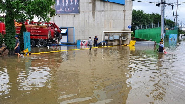 ▲ 한강본류에 9년 만에 홍수특보가 내려진 6일, 고양시 행주산성 식당가까지 한강물이 들어왔다.