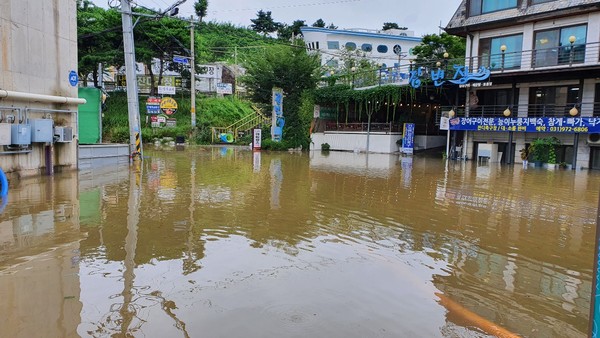 ▲ 한강본류에 9년 만에 홍수특보가 내려진 6일, 고양시 행주산성 식당가까지 한강물이 들어왔다.