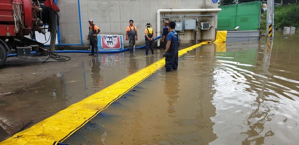 ▲ 한강본류에 9년 만에 홍수특보가 내려진 6일, 고양시 행주산성 식당가까지 한강물이 들어왔다.