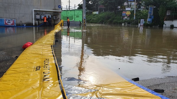 ▲ 한강본류에 9년 만에 홍수특보가 내려진 6일, 고양시 행주산성 식당가까지 한강물이 들어왔다.