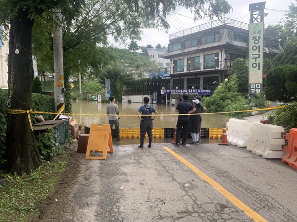 ▲ 한강본류에 9년 만에 홍수특보가 내려진 6일, 고양시 행주산성 식당가까지 한강물이 들어왔다.