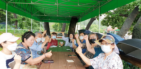 비가 내린 지난 29일 주민들이 모여 서울문산고속도로 관련 대책회의를 열었다. 