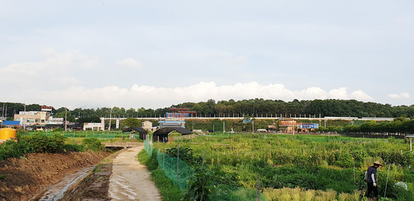 수역이마을 입구에서 바라본 서울문산고속도로 수역이마을 구간