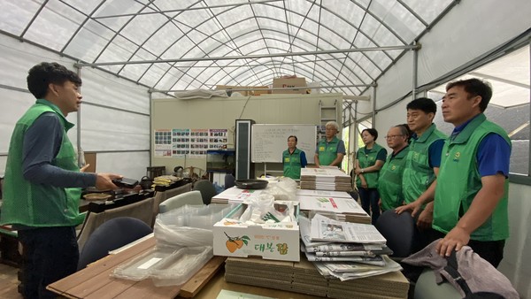 고양시새마을회 관계자들과 전통장류와 마을사업에 대해 교육을 받는 등 지속적인 학습을 이어가는 김창규 회장