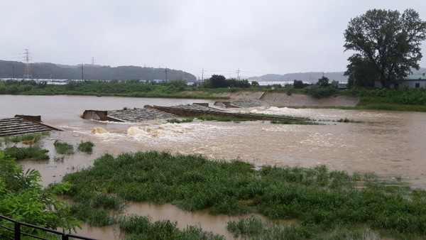 관산동과 사리현동 사이 공릉천 수중보의 10일 모습.