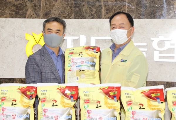 김운영 덕양구청장(왼쪽)에게 장순복 지도농협 조합장(오른쪽)이 사랑의 쌀 210포를 전달하고 있다.