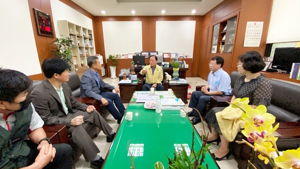 쌀 전달식에 앞서 지도농협 조합장실에서기업과 행정기관의 역할에 대한 담화를 나누기도 했다.