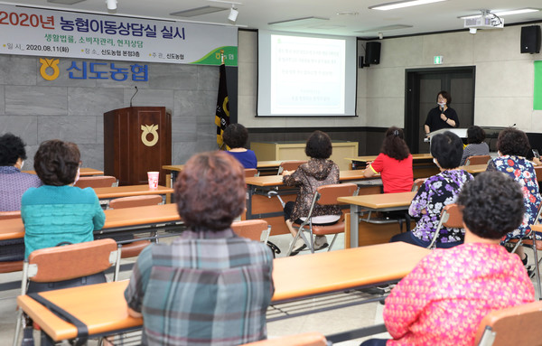 강사가 생활 속 법률에 대해 강의를 하고 있다.