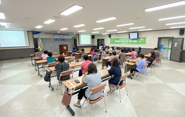 참석자들은 강의에 귀를 기울이며 노트에 필기를 하는 등 적극적인 교육을 받았다.