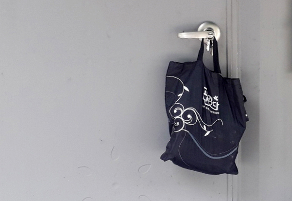 꾸러미 안에는 정성도 가득했다. 독거어르신은 문고리에 걸린 따뜻함도 같이 받을 것이다