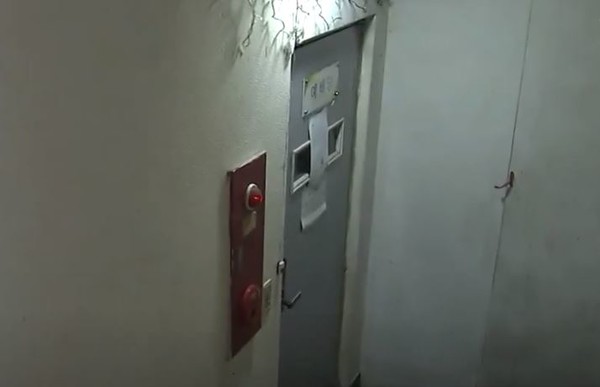 소규모 교회 집단 감염지 중 한 곳인 주교동 기쁨153교회는 지하 1층에 있는데, 창문과 환기시설이 없어 감염에 취약했던 것으로 나타났다.  사진 = YTN 뉴스 화면 캡처.