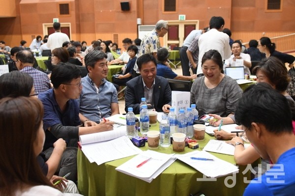 주민자치회 시범동으로 선정된 고양동, 식사동, 정발산동, 주엽1동, 화정2동 등 5개 동에서 이달 말부터 주민자치회 위원모집이 실시된다. 명실상부한 주민대표기구로 역할과 위상이 높아진다는 기대와 함께 보다 다양한 주민들이 참여할 수 있도록 홍보와 안내가 필요하다는 지적도 나오고 있다. 사진은 작년 고양시자치공동체지원센터에서 진행한 주민자치 활성화 방안 토론회 모습