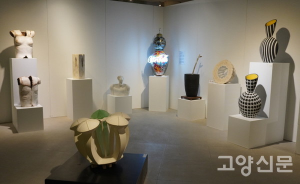 실용성이라는 한계를 벗어나 예술작품으로 재탄생한 현대 도예 작품들.