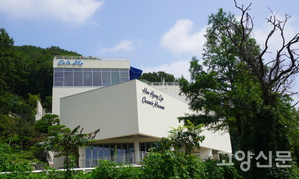 헤이리마을이 내려다보이는 언덕 위에 자리한 한향림도자미술관. 4층 카페 스카이의 전망이 뛰어나다. 