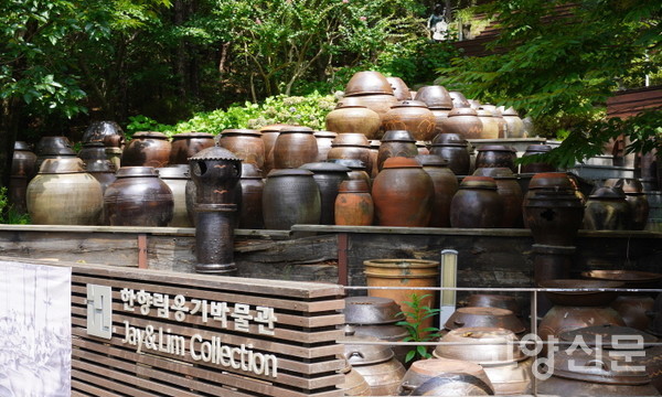 한향림옹기박물관의 뒷마당. 아름다운 옹기들이 가득하다. 