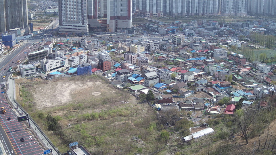 ▲ 구 삼송초 부지 모습. 도로 옆 공터가 학교부지다.