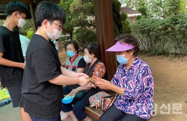 행사에 참가한 청소년들은 자신이 만든 작품을 어르신들에게 선물했다. [사진제공=조인핸드]