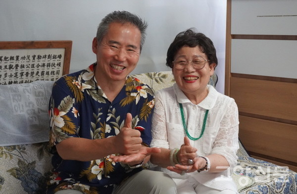 고순자 어르신은 대학 동문 후배인 한만희 한국유머웃음전략연구소장(왼쪽)을 만나 인생의 기쁨과 보람이 더 커졌다고 말한다. 