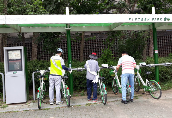 성사2동 관계자들이 방역활동을 하고 있다.