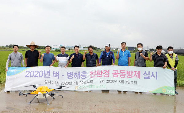 임용식 조합장과 농민들이  드론 공동방제 현장을 지켜봤다.