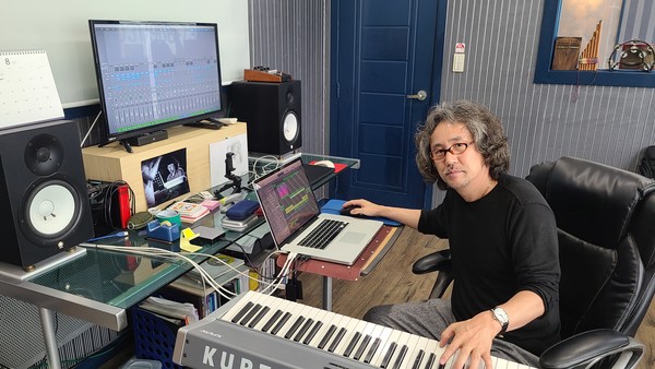 고양시 풍동에 있는 음악작업실에서 작업 중인 이권희씨는 코로나19를 극복하기 위한 응원과 위로의 메시지를 담아 음반을 오는 8월 발표한다. 3분20초 길이의 싱글음반으로 앨범명은 ‘K-Miracle’이다.  