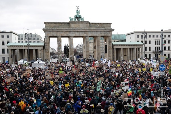 ▲ COP25를 며칠 앞둔 작년 11월 29일, 독일 베를린 브란덴부르크 문 앞에서는 6만명의 시위대(미래를 위한 금요일)가 모여 석탄발전소 폐쇄와 재생에너지 전환 등을 정부에 요구했다. 같은 날 독일에서는 520개 도시에서 63만명이 시위에 참가했다.