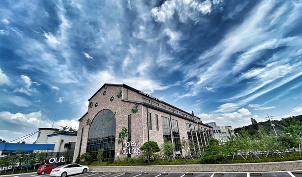 포레스트 아웃팅스 전경. 지역을 위해 나눔에 동참하는 건강한 음식문화공간이다.  