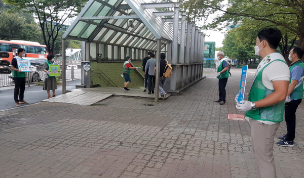 김창규 고양시새마을회 회장 직무대행과 임낙희 경기도새마을부녀회장 등 관계자들이 마스크쓰기와 개인위생에 대해 적극 홍보하고 있다.