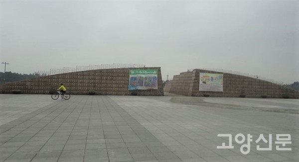 ▲ 내년 철거되는 호수공원 내 인공구조물인 석계산. 석계산은 호수 방향 시야를 가려 설문조사에서 많은 시민들이 철거를 요청해 왔다. [사진=고양시]