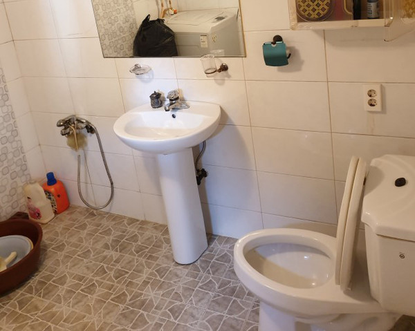 청소를 한 후 깨끗하게 정돈된 욕실 모습