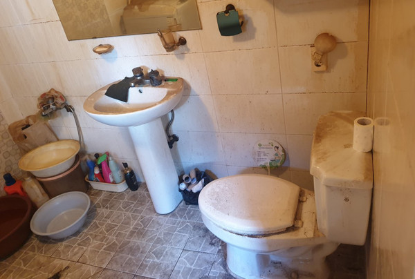 취약계층의 집은 청소를 하지 않아 욕실이 더렵혀져 있다.