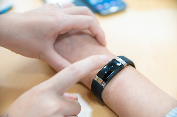 비대면 시대 노인 자가 건강관리 능력 향상을 위한 웨어러블에 기반한 노인 건강 맞춤 프로그램 ‘골든서클’ 스마트 팔찌를 세팅중이다.