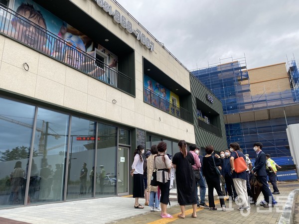 원흥초 앞 '배달전문 공유주방'입점으로 인한 어린이 보행안전 문제 해결을 위해 9일 원흥 아이파크 3단지 상가 앞에서 현장대책회의가 진행됐다. 사진 왼편은 공유주방 입점이 예정된 상가이며 정면에 공사중인 건물은 내년 1월 개교예정인 원흥초등학교 모습이다. 주민들은 공유주방이 들어올 경우 이곳에 배달오토바이 통행이 잦아지면서 교통사고 위험이 커질 것을 우려하고 있다.