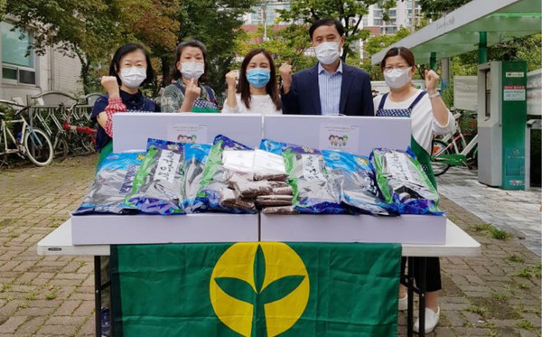 '사랑담은 행복꾸러미' 전달을 위해 새마을부녀회와 탄현동 관계자가 함께 했다.